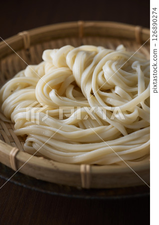Udon noodles served in a colander 126890274