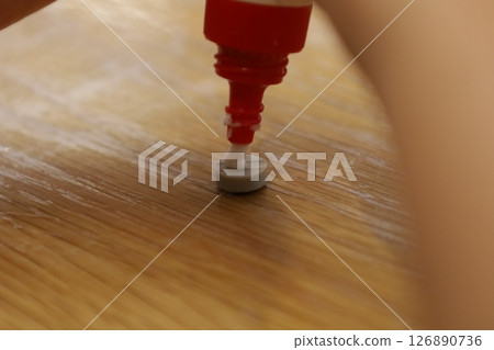 孩子們用瓷磚製作藝術品 126890736