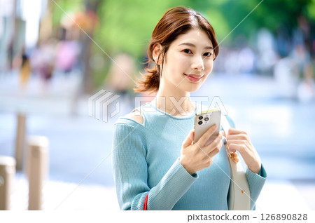購物時操作智慧型手機的時尚年輕女性 126890828
