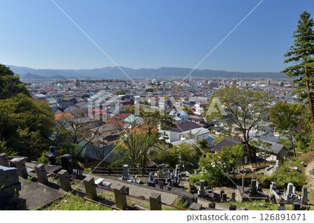 在會津若鬆的一個晴朗的日子，我們參觀了飯盛山白虎隊自殺遺址，回憶了 19 名士兵的記憶。 126891071