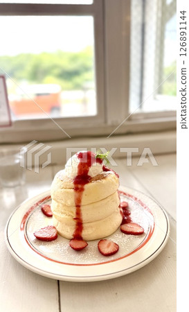 I came with a friend to have strawberry fromage pancakes. 126891144