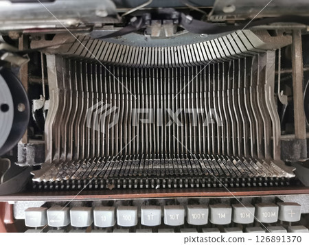 detail of old typing machine 126891370
