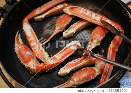 Winter delicacy: grilled crab dishes 126891401