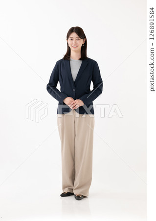 站立與微笑的婦女 站立與微笑的婦女 126891584