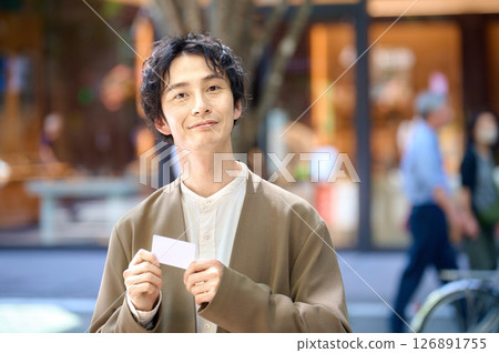 拿著購物卡的男人 126891755