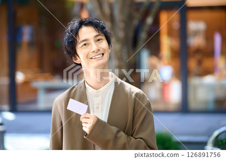 拿著購物卡的男人 126891756