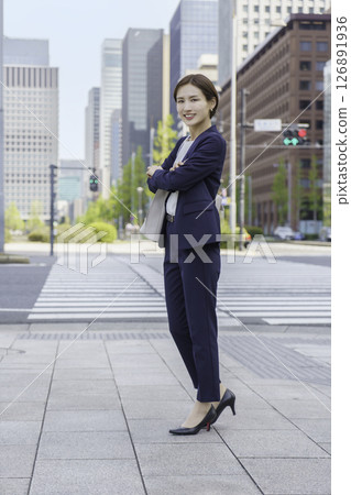 站在辦公區的年輕女商人，垂直位置 126891936