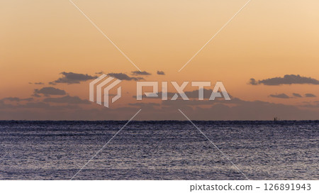 橙色的大海和寧靜的日落 126891943