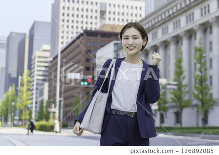 一位年輕的女商人在辦公區揮舞著拳頭 126892085