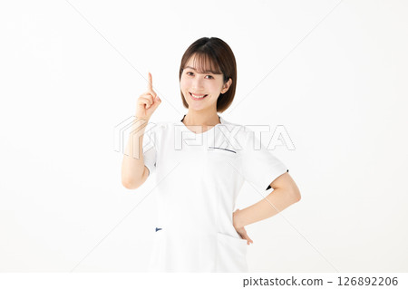 一位穿白大褂的女士用手指著 一位穿白大褂的女士用手指著 126892206