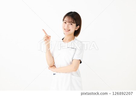 一位穿白大褂的女士用手指著 一位穿白大褂的女士用手指著 126892207