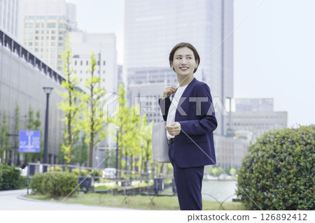 走在辦公區的年輕商業女人 126892412