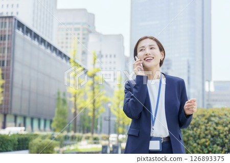 淺談智能手機在辦公區的年輕商業女人 126893375