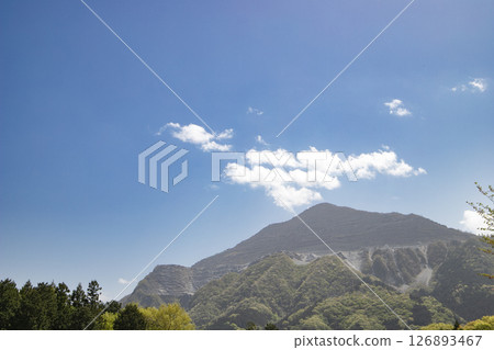 漂浮在藍天上的武甲山（埼玉縣秩父市） 126893467
