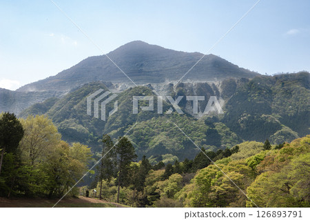雄偉的武甲山(埼玉縣秩父市)儘管因採礦而遭到破壞,但依然巍然屹立。 雄偉的武甲山(埼玉縣秩父市)儘管因採礦而遭到破壞,但依然巍然屹立。 126893791