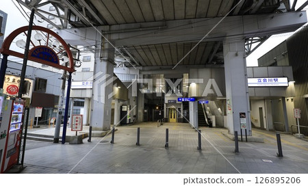 京急本線立相川站出入口均安裝了手扶梯和電梯。 京急本線立相川站出入口均安裝了手扶梯和電梯。 126895206