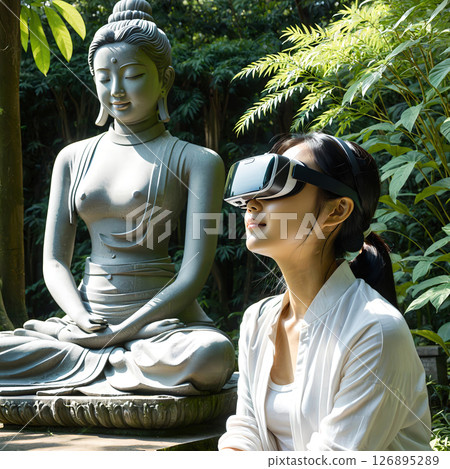 一名女子戴著 VR 頭盔在佛像旁冥想 一名女子戴著 VR 頭盔在佛像旁冥想 126895289