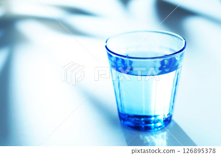 藍色玻璃杯中的礦泉水 藍色玻璃杯中的礦泉水 126895378