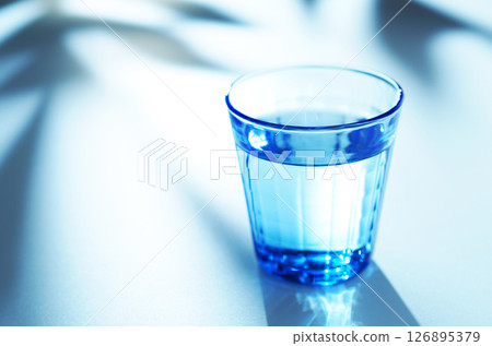 藍色玻璃杯中的礦泉水 藍色玻璃杯中的礦泉水 126895379