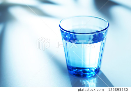 藍色玻璃杯中的礦泉水 藍色玻璃杯中的礦泉水 126895380
