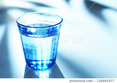 藍色玻璃杯中的礦泉水 126895417