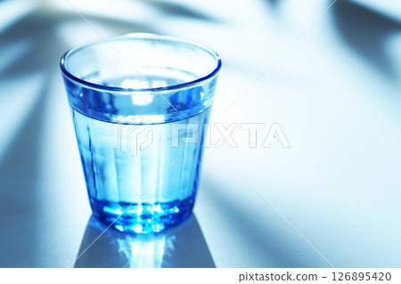 藍色玻璃杯中的礦泉水 126895420