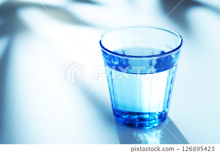 藍色玻璃杯中的礦泉水 藍色玻璃杯中的礦泉水 126895423