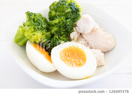Delicious broccoli chicken breast boiled egg Delicious broccoli chicken breast boiled egg 126895576
