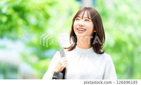 Smiling woman/businesswoman walking outdoors 126896185