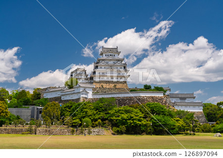 《兵庫縣》姬路城：初夏的綠色季節 126897094