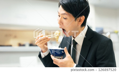 吃飯的男商人 126897520