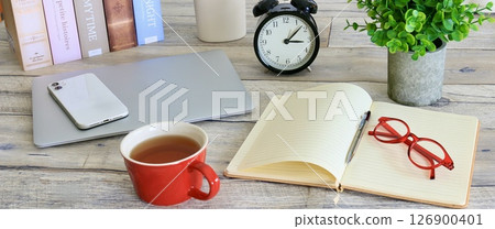 Business image, closed laptop, break time, vacation time 126900401