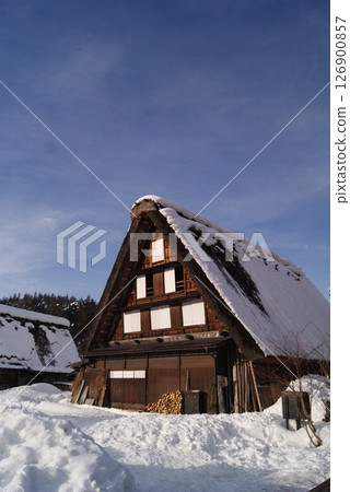 白川鄉的白雪皚皚的合掌屋和冬日的天空 126900857