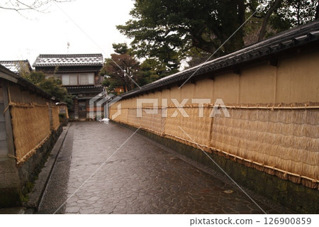 加賀長町武士住宅的土牆和石板小巷充滿情調 126900859