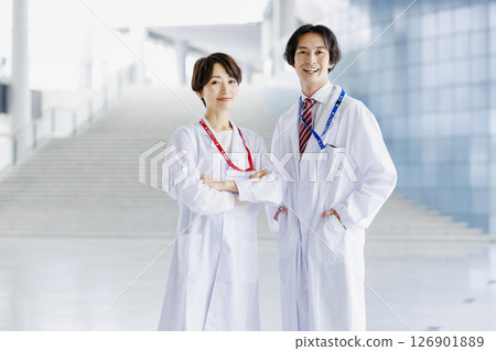 在醫院工作的男性和女性醫生 126901889