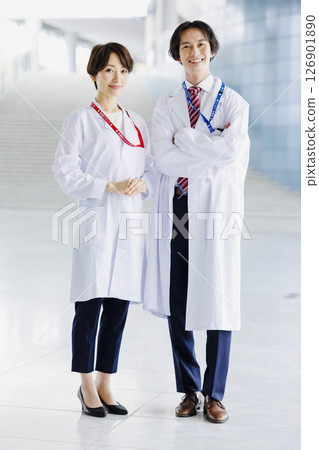 在醫院工作的男性和女性醫生 126901890