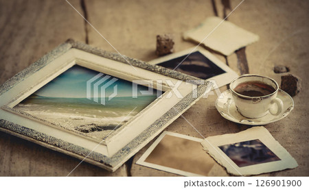 老照片和咖啡杯的靜物構圖/喚起懷舊記憶的視覺素材 126901900