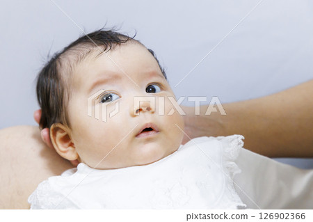 Baby embraced by dad 126902366