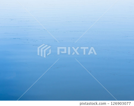 水面倒映著五月蔚藍的天空 22 126903077