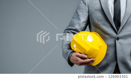 男經理手持建築頭盔，象徵安全與專業 126903301