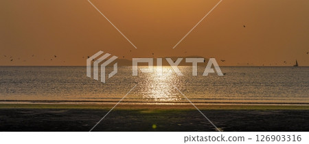 夕陽下閃閃發光的父母濱海灘 126903316