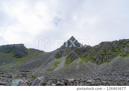 [Mountain material] Mt. Yari on a cloudy day as seen from Yarisawa Cirque [Nagano Prefecture] 126903677