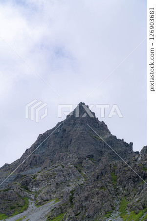 [山資料]從Yarisawa Curl看到的陰天的Yarigatake山[長野縣] 126903681