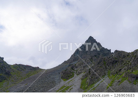 [Mountain material] Mt. Yari on a cloudy day as seen from Yarisawa Cirque [Nagano Prefecture] 126903683