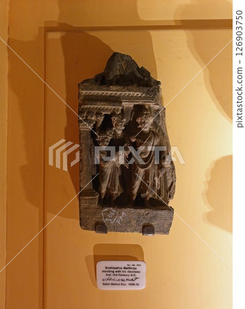 巴基斯坦白沙瓦博物館展出的菩薩和供養人雕塑,是犍陀羅藝術的中心 巴基斯坦白沙瓦博物館展出的菩薩和供養人雕塑,是犍陀羅藝術的中心 126903750