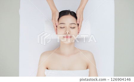 一名日本女性正在接受頭部按摩 126904146