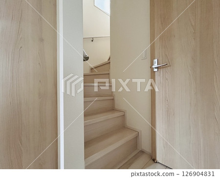 獨立式住宅的木樓梯 獨立式住宅的木樓梯 126904831