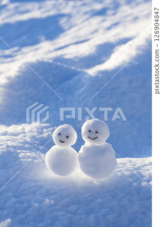 在一個多雪的領域的一個雪人 126904847