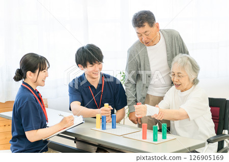 養老院、復健機構中接受復健治療的老年婦女、丈夫和妻子以及男女職能治療師工作人員 養老院、復健機構中接受復健治療的老年婦女、丈夫和妻子以及男女職能治療師工作人員 126905169