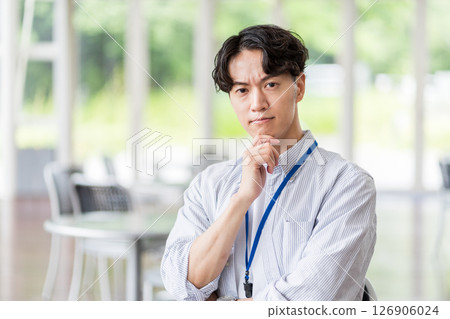 一位憂心忡忡的商人。 126906024